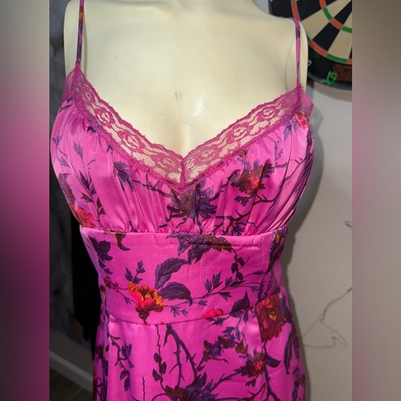 UO Audrey Lace Detail Midi Dress
See all Urban Outfitters Fuchsia Size Large - Picture 14 of 16